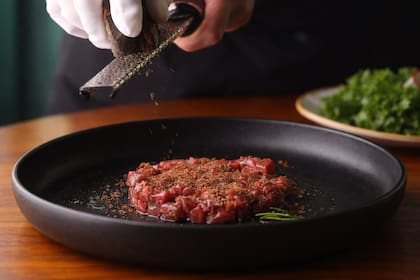 “Utilizamos cadera madurada de vaca vieja, es decir, picaña, por su grasa natural bien infiltrada y por ese sabor largo y persistente”, explica López Viñaspre