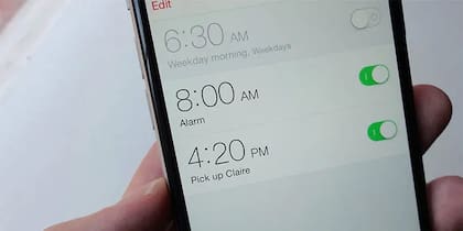 Utilizando el asistente por voz de Google es posible "detener" o "posponer" a alarma
