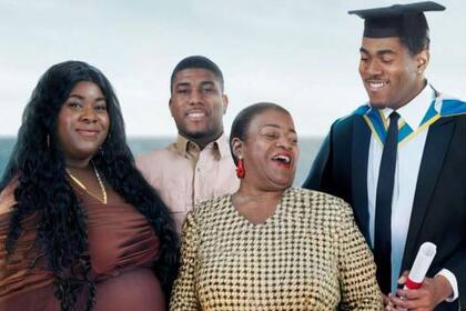 Utilizando una combinación de fotografía e inteligencia artificial, Oge Onwuachu pudo verse en la graduación de su hijo en 2025