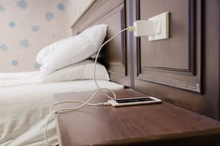 Las consecuencias de dejar el cargador del celular enchufado mucho tiempo