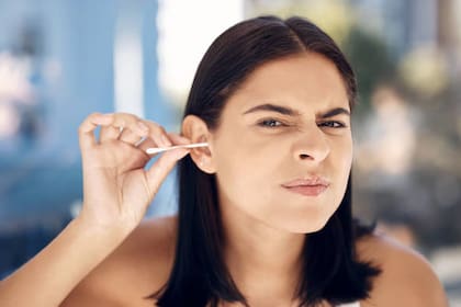 Utilizar hisopos para higienizar los oídos es una mala costumbre, según Tartaglione