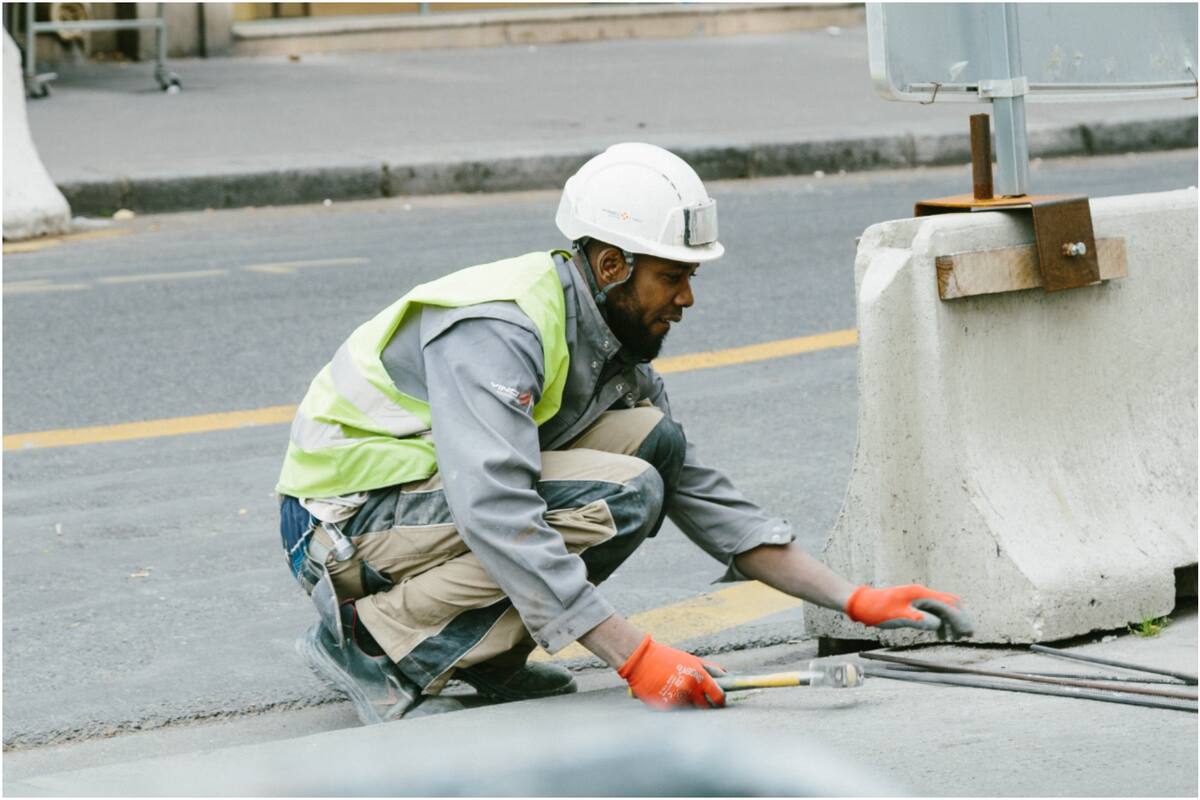 Utilizaron pañales usados para arreglar una calle