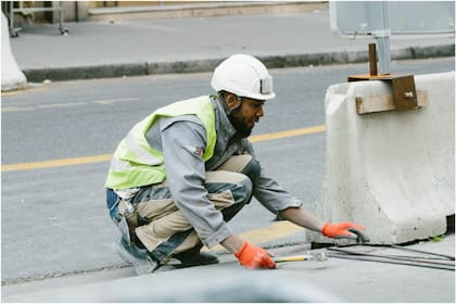 Utilizaron pañales usados para arreglar una calle