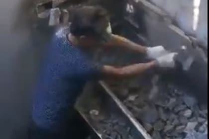 Utilizó un martillo para destruir su parrilla