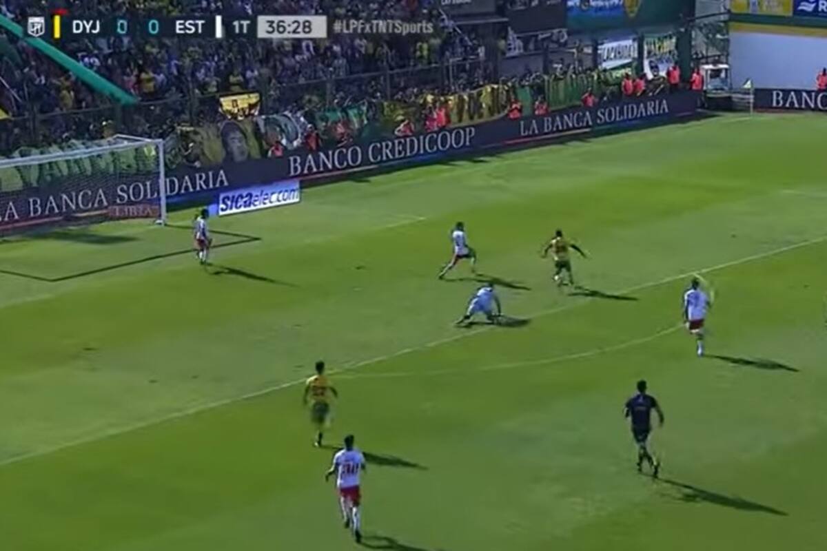 Uvita Fernández gambeteó a Andújar y se fue directo al gol; todo nació de un tiro libre a favor de Sosa que dio en la barrera y un rebote que no pudo finalizar Rollheiser