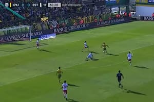 Uvita Fernández gambeteó a Andújar y se fue directo al gol; todo nació de un tiro libre a favor de Sosa que dio en la barrera y un rebote que no pudo finalizar Rollheiser