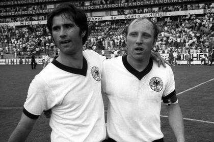 Uwe Seeler (derecha) con otro goleador legendario de Alemania: El Bombardero Gerd Müller