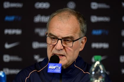 v
Marcelo Bielsa reveló los cambios que aceptó por pedido de los jugadores y asumió el fracaso de Uruguay en el Mundial