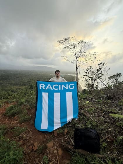 Va caminando a los partidos de Racing sin importar el país en el que les toque jugar