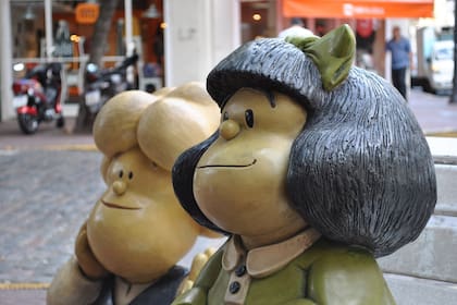 Mafalda y Susanita, en el Paseo de la Historieta