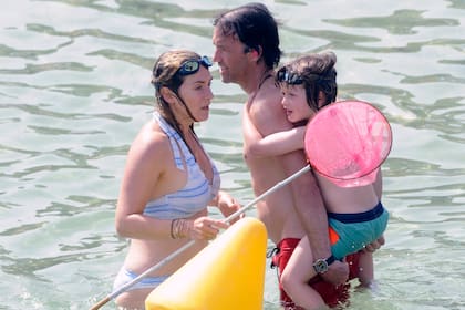 Vacaciones en familia. Kate Winslet junto a su marido, Ned RocknRoll, y uno de sus hijos en 2018.