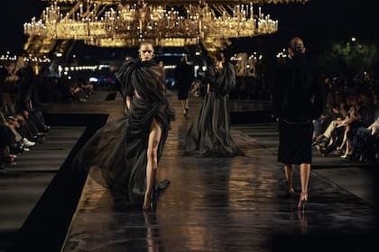 Vaccarello apostó a un costado dramático en el desfile de Saint Laurent