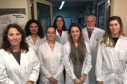 Vacuna contra el melanoma. Un logro del Inst. Leloir patentada en 21 países; aquí el Dr.Mordoh y su equipo