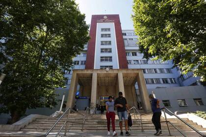 En la primera etapa de vacunación habrá 16 centros de vacunación en los hospitales públicos, principalmente los de Agudos (Argerich, Piñero, Penna, Ramos, Vélez Sarsfield, Fernández, Álvarez y Tornú) y los dos hospitales de Niños (Elizalde y Gutiérrez)