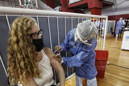 Vacunación al personal de salud en River