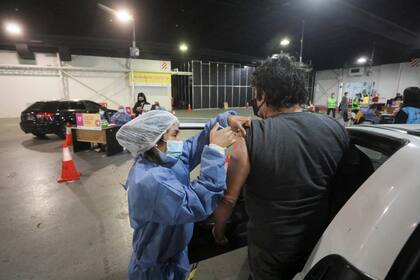 Vacunación contra el coronavirus en Costa Salguero, durante la prueba piloto de la nueva posta