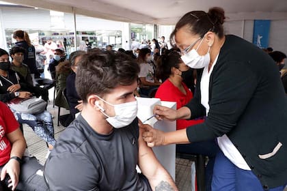 Vacunación de adolescentes sin factores de riesgo en Tucumán