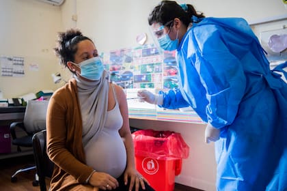 Vacunación de una embarazada en Montevideo, Uruguay