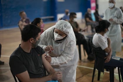 Vacunación en un gimnasio en las afueras de Buenos Aires, el viernes 9 de julio de 2021