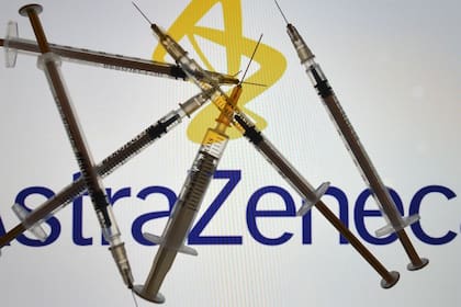 Vacunas como la de AstraZeneca prometían optimismo en la lucha contra la pandemia, pero la realidad ha demostrado ser algo más complicada.
