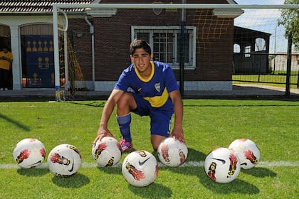 Vadalá posa con siete balones. El pibe vivió una tarde inolvidable