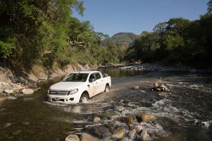 Vadeo del río por su lecho de piedra.