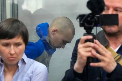 Vadim Shyshimarin, sargento del Ejército ruso de 21 años de edad, mira al piso detrás de un vidrio durante una audiencia en un tribunal el viernes 13 de mayo de 2022, en Kiev, Ucrania. (AP Foto/Efrem Lukatsky)