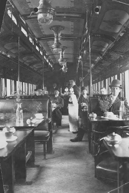La hora del té en el vagón comedor del tren a Córdoba (1938).