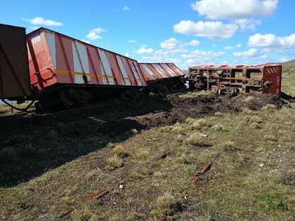 Vagones de YCRT descarrilados entre Río Turbio y el puerto de Punta Loyola