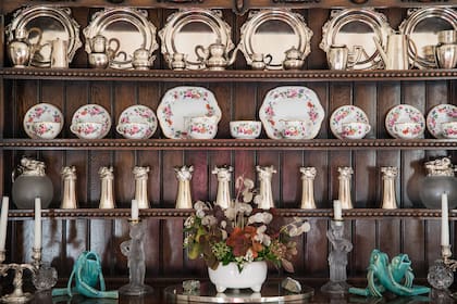 Vajilla y platería, junto al juego de "stirrup cups" en una repisa del comedor: es la copa de despedida que les ofrecen a los cazadores de zorros, cuando están con un pie en el estribo. Hay que hacer fondo blanco y salir al galope.