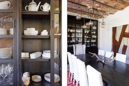 Vajillero, mesa y araña ‘Bistro globe clear’, de Landmark. Sillas con funda (Della Casa Express) y sillones (Compañía Nativa) en las cabeceras. La obra es de Florencia Chedufau, hermana de Malala. Familia de artistas.