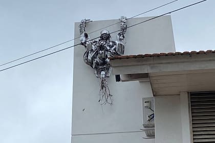 Val-21 es el nombre del androide T-800 que es el villano de Terminator 2 y que en Adrogué cuelga de una chimenea