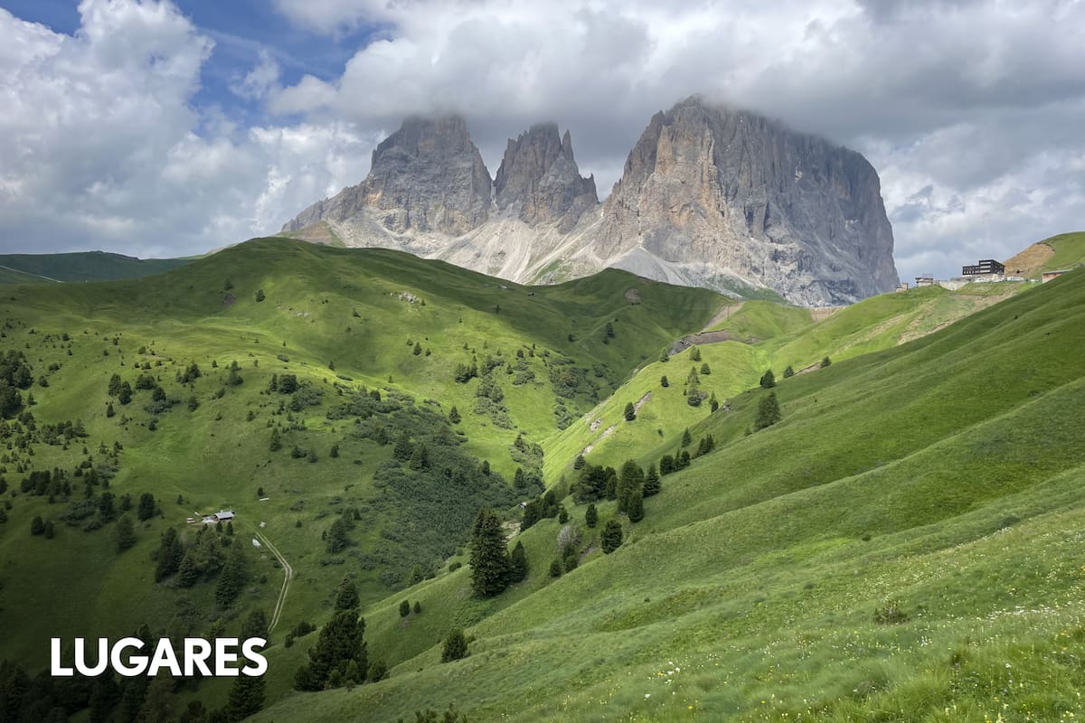 La iglesia de San Juan en Ranui, una postal clásica de Dolomitas.