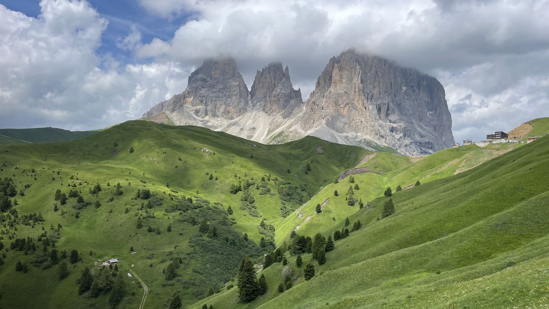 La iglesia de San Juan en Ranui, una postal clásica de Dolomitas.