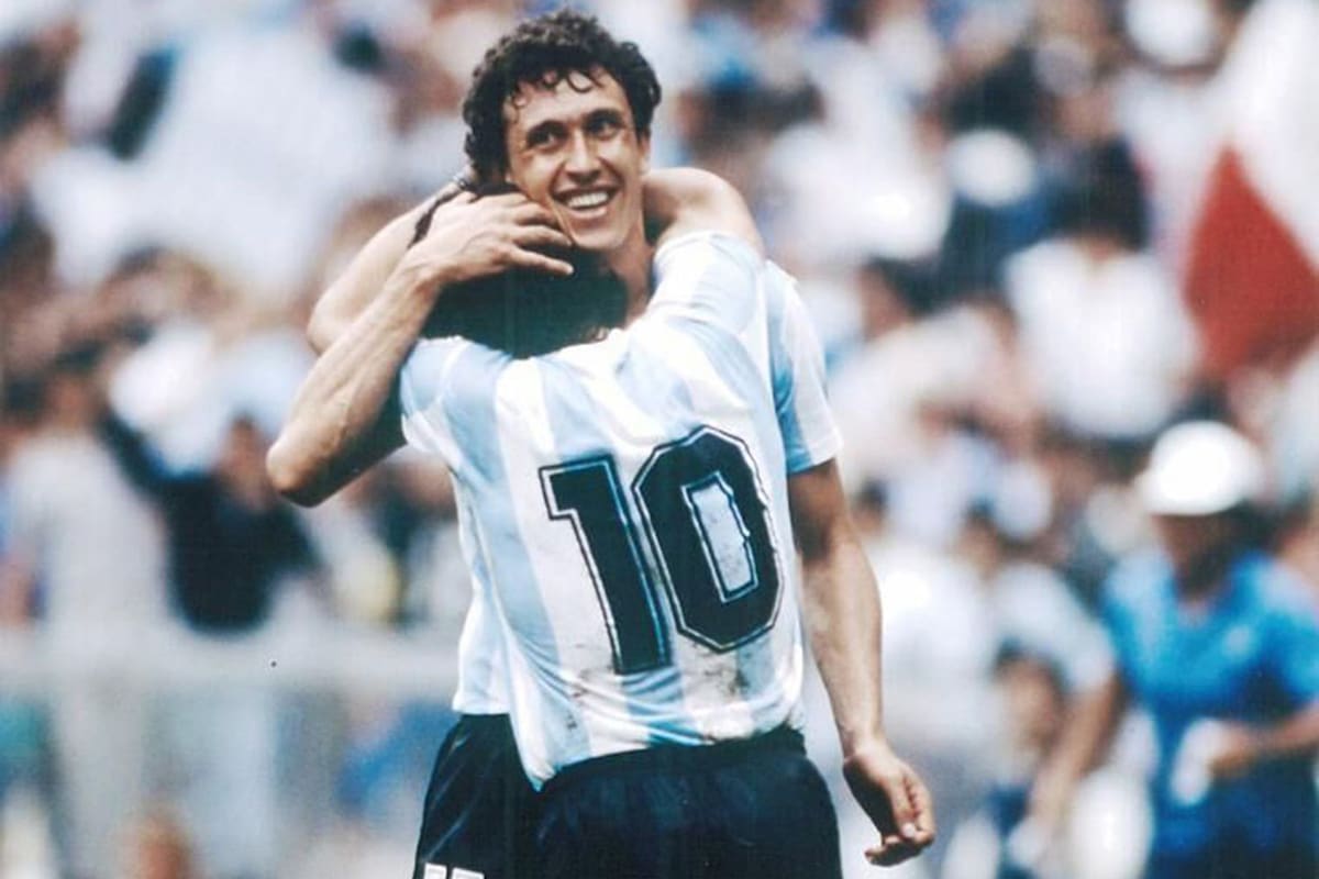 Valdano abraza a Maradona durante el Mundial de México 86