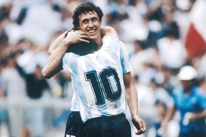 Jorge Valdano abraza a Diego Maradona durante el Mundial de México 86