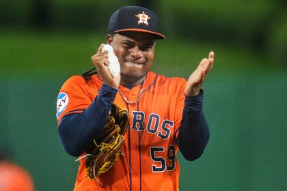 Valdez amplía racha personal a cinco victorias; Astros vencen 8-dos a Piratas tras larga demora