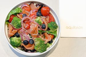 Vale la pena probar la ensalada de salmón gravlax y arándanos, una combinación agridulce con salmón curado en sal con arroz yamaní, pico de gallo y mix del huerto, cebolla colorada y pasas de arándanos deshidratadas.