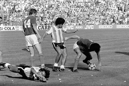 Valencia se desparrama y Maradona pelea por conseguir la pelota; Italia fue el principio del fin para la Argentina en el Mundial de 1982