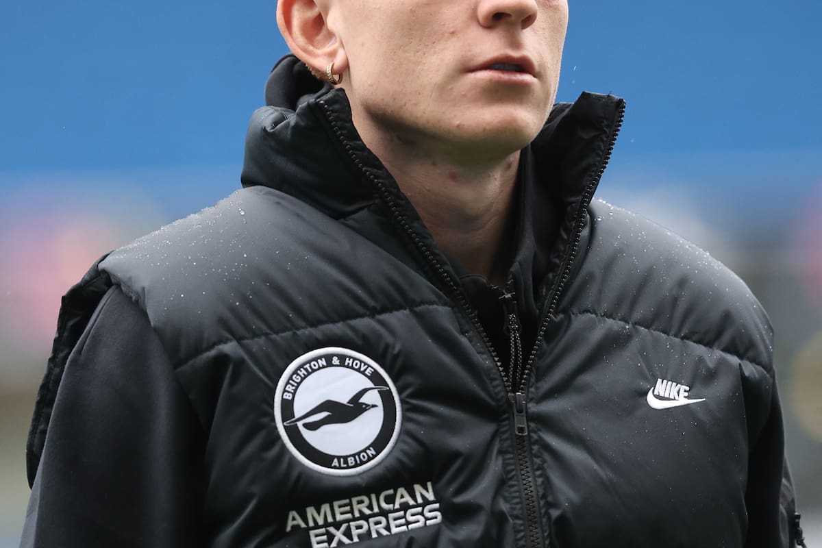 Valentín Barco acompañó al equipo el último sábado en la igualdad de Brghton ante Everton a pesar de no formar parte de los convocados