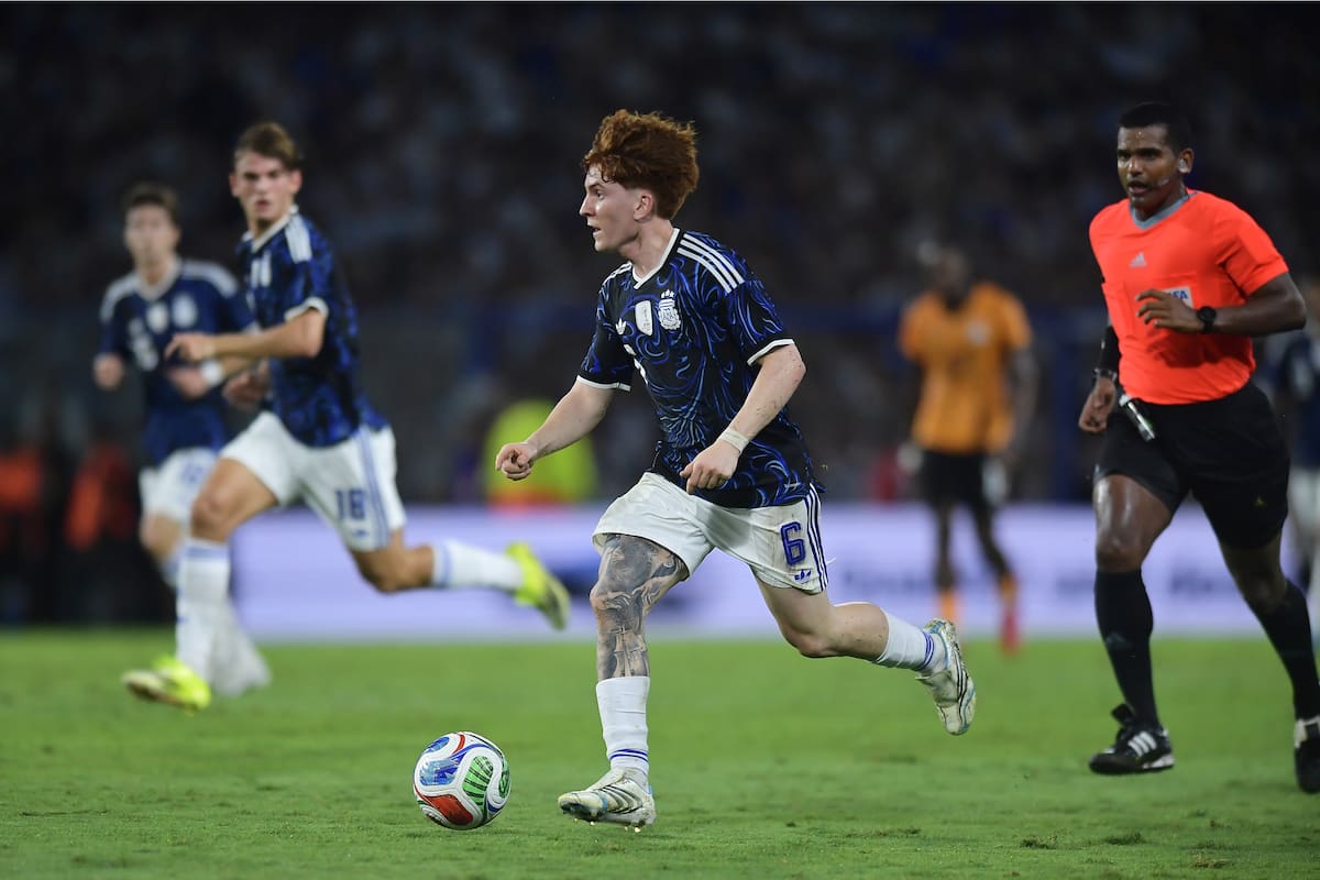 Valentín Barco corre con la pelota durante el amistoso entre Argentina y Zambia en la Bombonera, el 31 de marzo. Se ganó un lugar en la lista mundialista