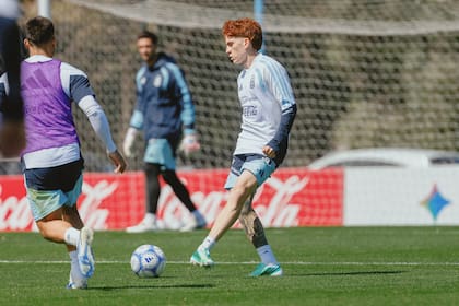 Valentín Barco en Ezeiza, durante un ensayo de la selección argentina