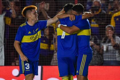 Valentín Barco festeja con Luca Langoni y Gabriel Vega el tercer gol de Boca frente a Sarmiento de Junín; el equipo xeneize ganó 3-0 y se quedó con el Trofeo de Campeones de la Reserva.
