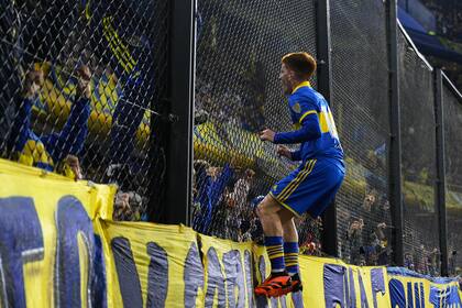Valentín Barco, la figura de Boca en la goleada ante Monagas, se cuelga del alambrado para festejar su gol; el equipo de Almirón se impuso por 4-0 en la Bombonera