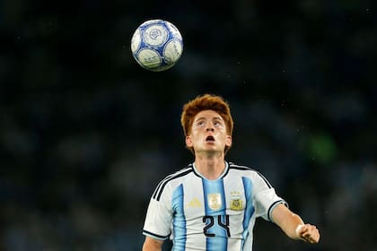 Valentín Barco mira la pelota en el aire