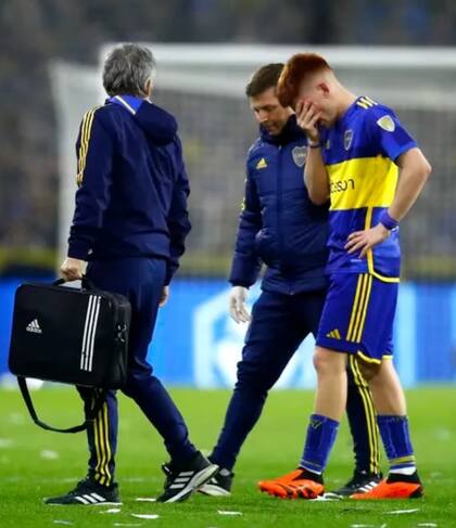 Valentín Barco sale, apenado, del campo de juego