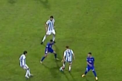 Valentín Barco se llevó todas la miradas: el joven lateral xeneize no solo asistió a Carboni en el segundo gol, sino que también dejó una de sus jugadas de autor