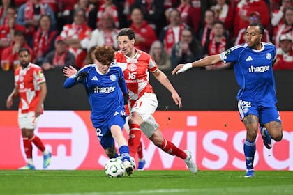 Valentín Barco toma la pelota y gambetea contra Mainz 05 por Conference League; el argentino deslumbra en Racing, de Estrasburgo.