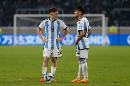 Valentín Barco y Brian Aguirre debaten quién se hace cargo del tiro libre; la selección argentina vuelve a pisar la cancha