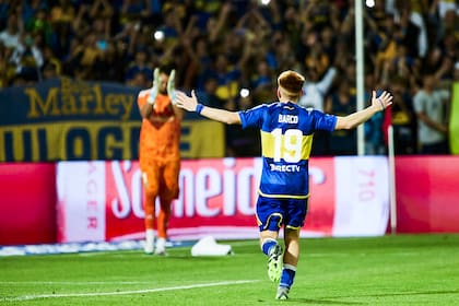 Valentín Barco ya convirtió el penal del triunfo y lo va a festejar con Chiquito Romero